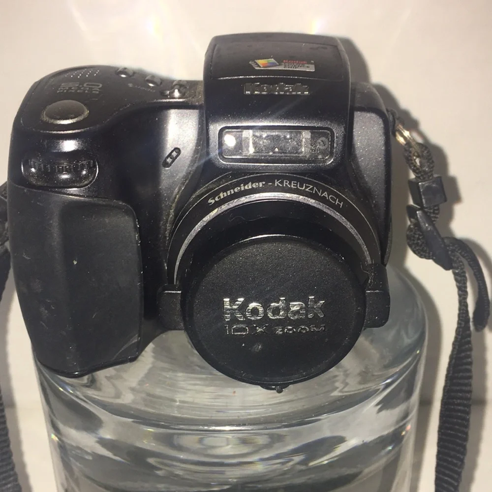 Kodak compact easy share DX7590 digital camera in black with strap
